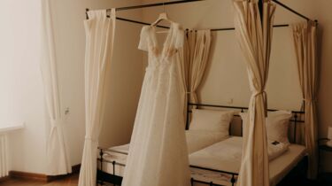 Hochzeitskleid an Bett