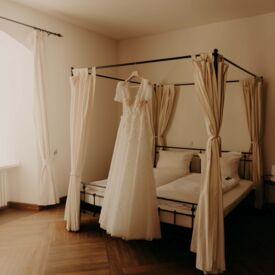 Hochzeitskleid an Bett