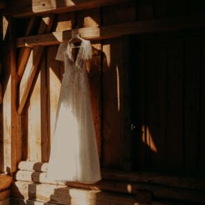 Hochzeitskleid an Wand