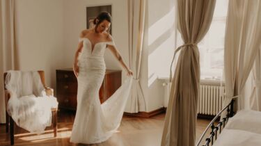 Braut tanzend im Zimmer