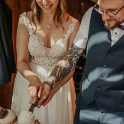 Hochzeitspaar Torte anschneiden