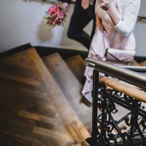 Brautpaar auf dem Weg zum Altar