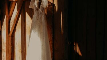 Hochzeitskleid an Wand