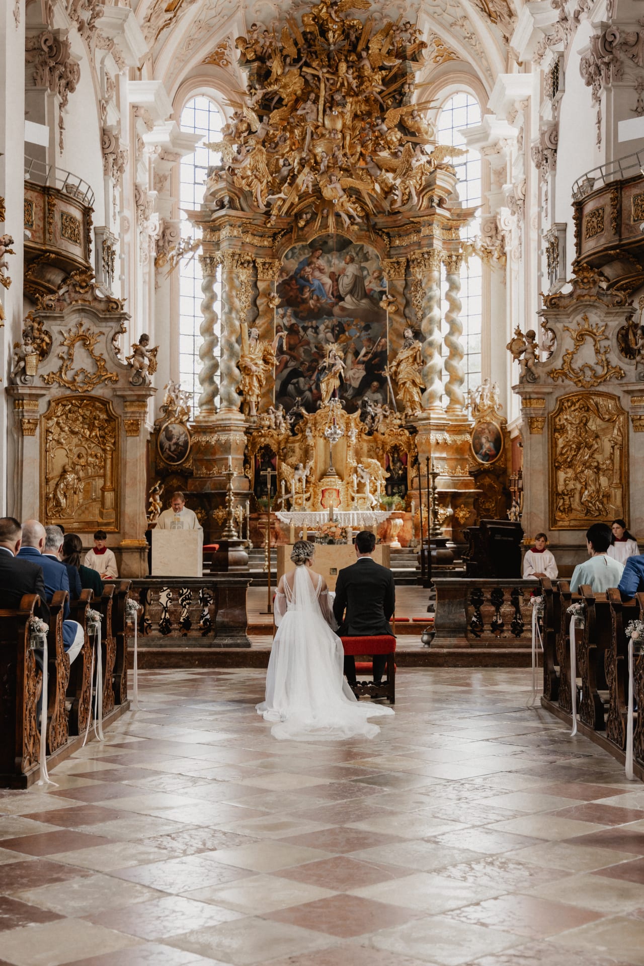 Kirchliche Hochzeit: emotionaler Moment nach der Trauung