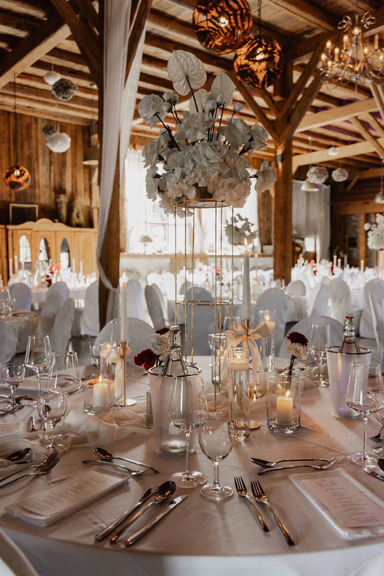Kirchliche Hochzeit: Braut und Bräutigam im weichen Tageslicht