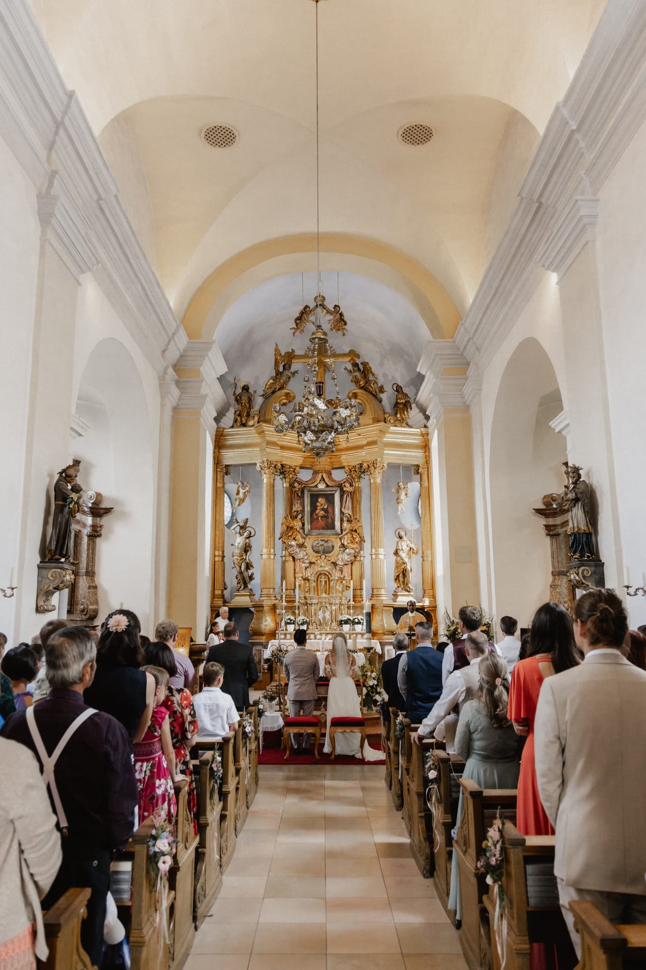 Emotionale Trauung in der Kirche