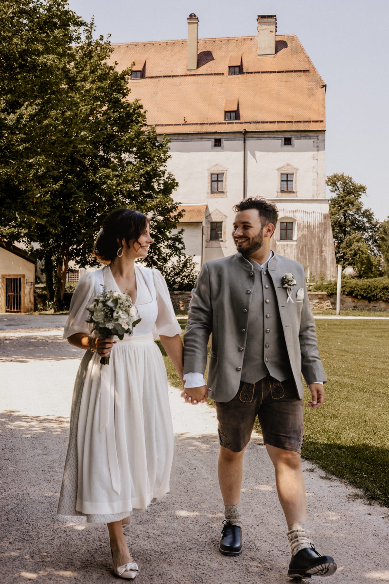 Trachtenhochzeit vor Schloss Obernzell