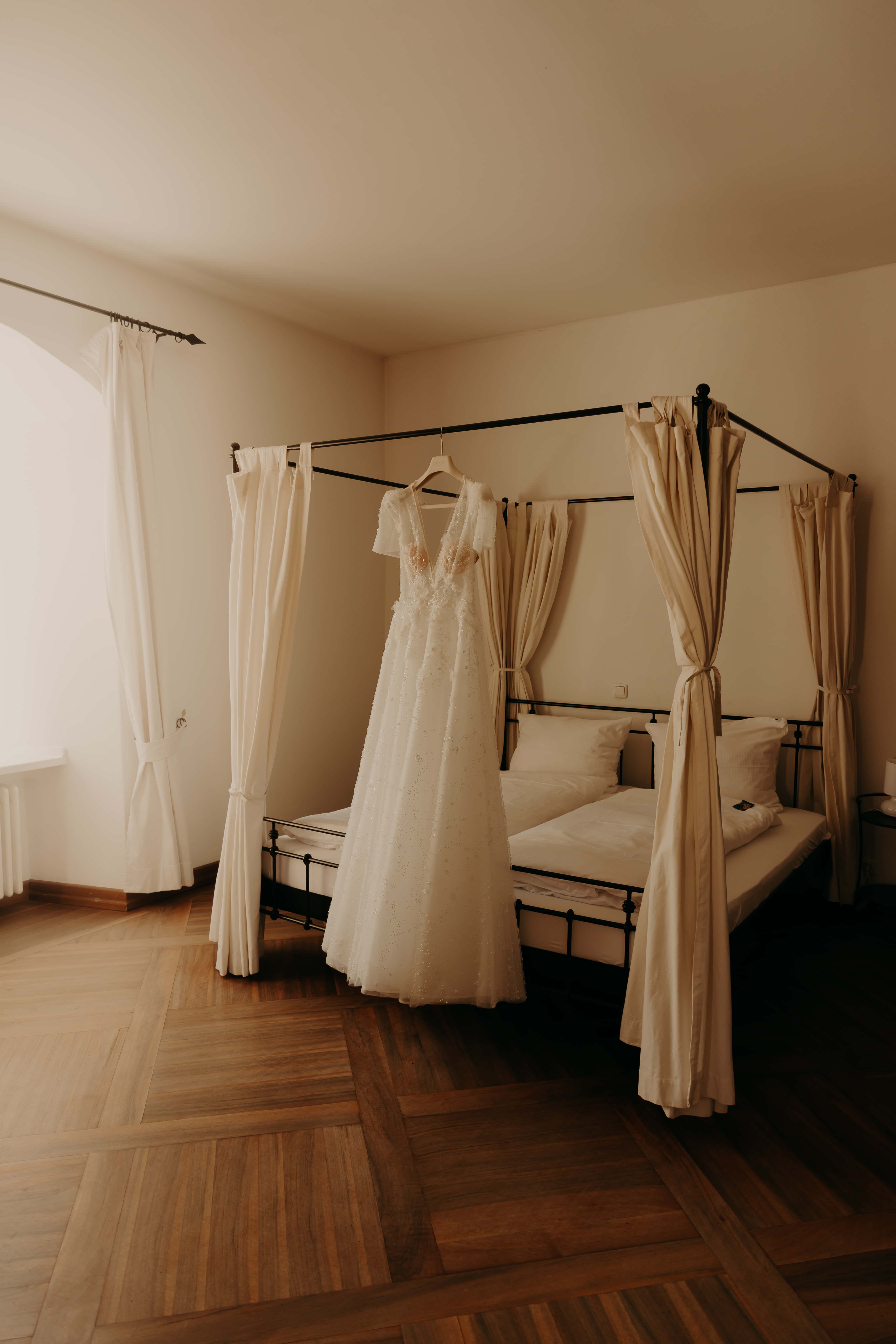 Hochzeitskleid an Bett